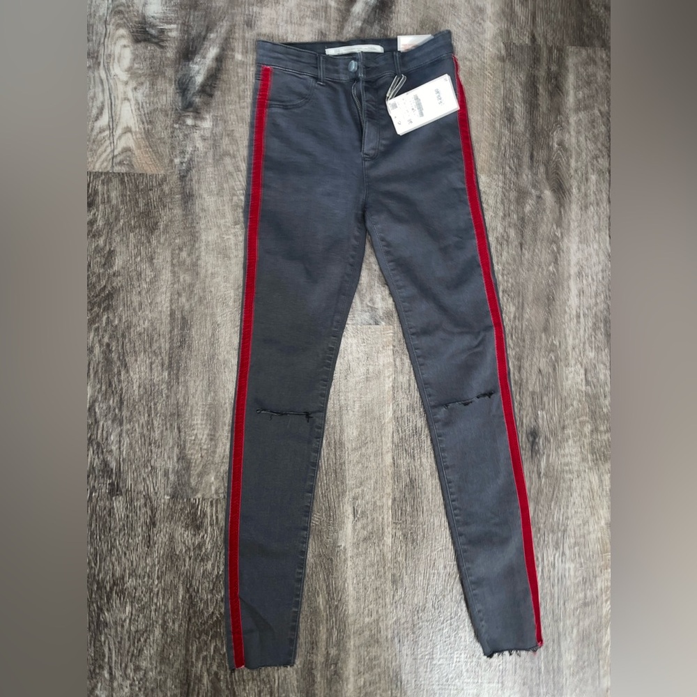 BRAND NEW WITH TAGS ZARA 
Women stretch jeans w/ red suede strip detail Size 6